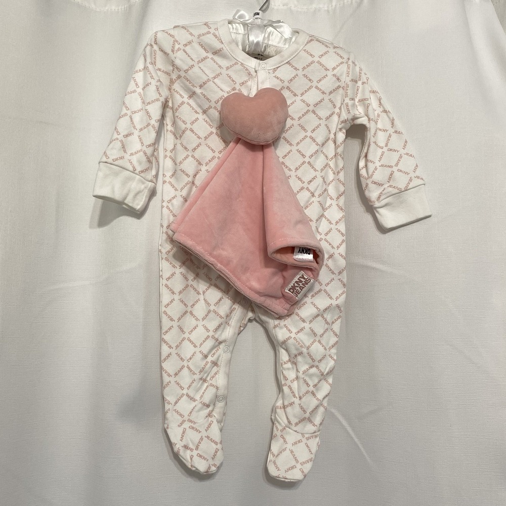 DKNY Jeans White Footie Pajama w/ Pink Logo Heart Blanket‎ 3-6 Month Hanger NWT